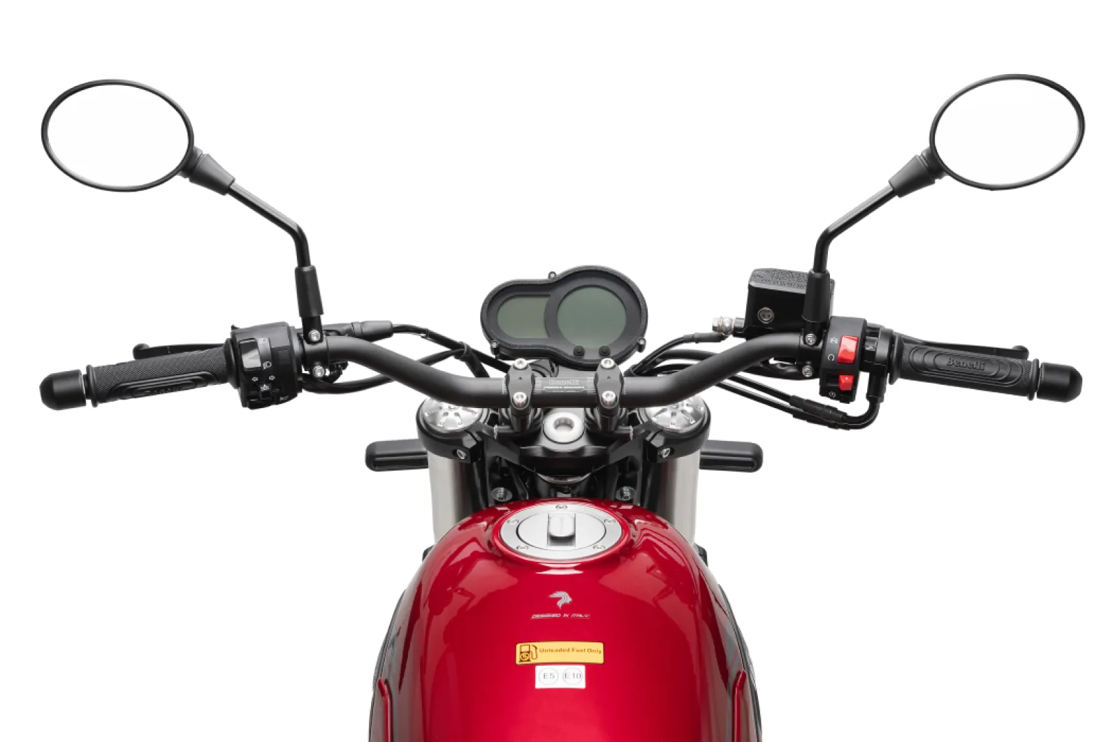 Lenker, Instrumente und Tank einer Benelli Leoncino 500 Trail von oben