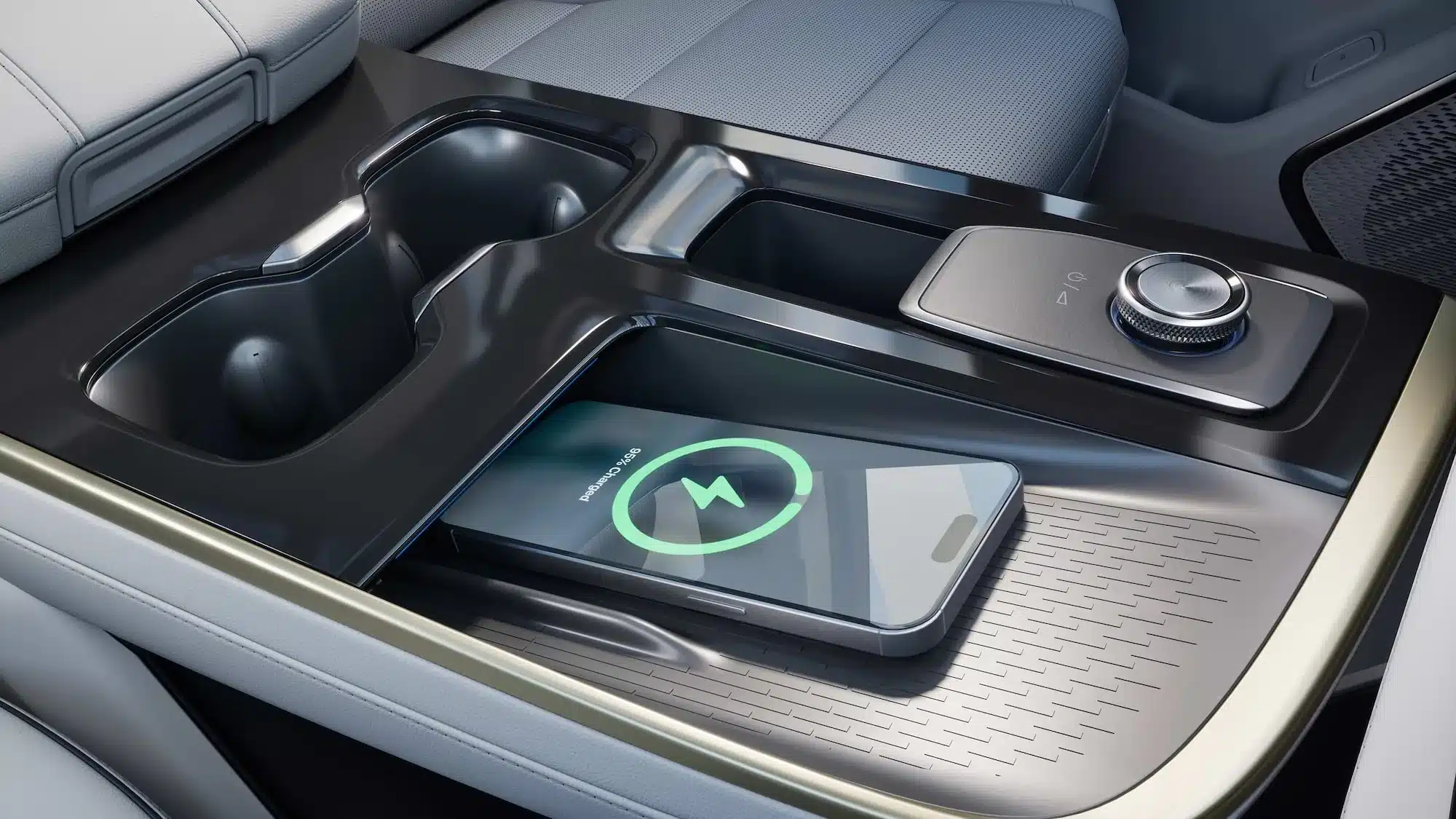 Mittelkonsole des Buick Enclave mit drahtlos ladendem Smartphone, drehbarem Bedienelement und Getränkehaltern