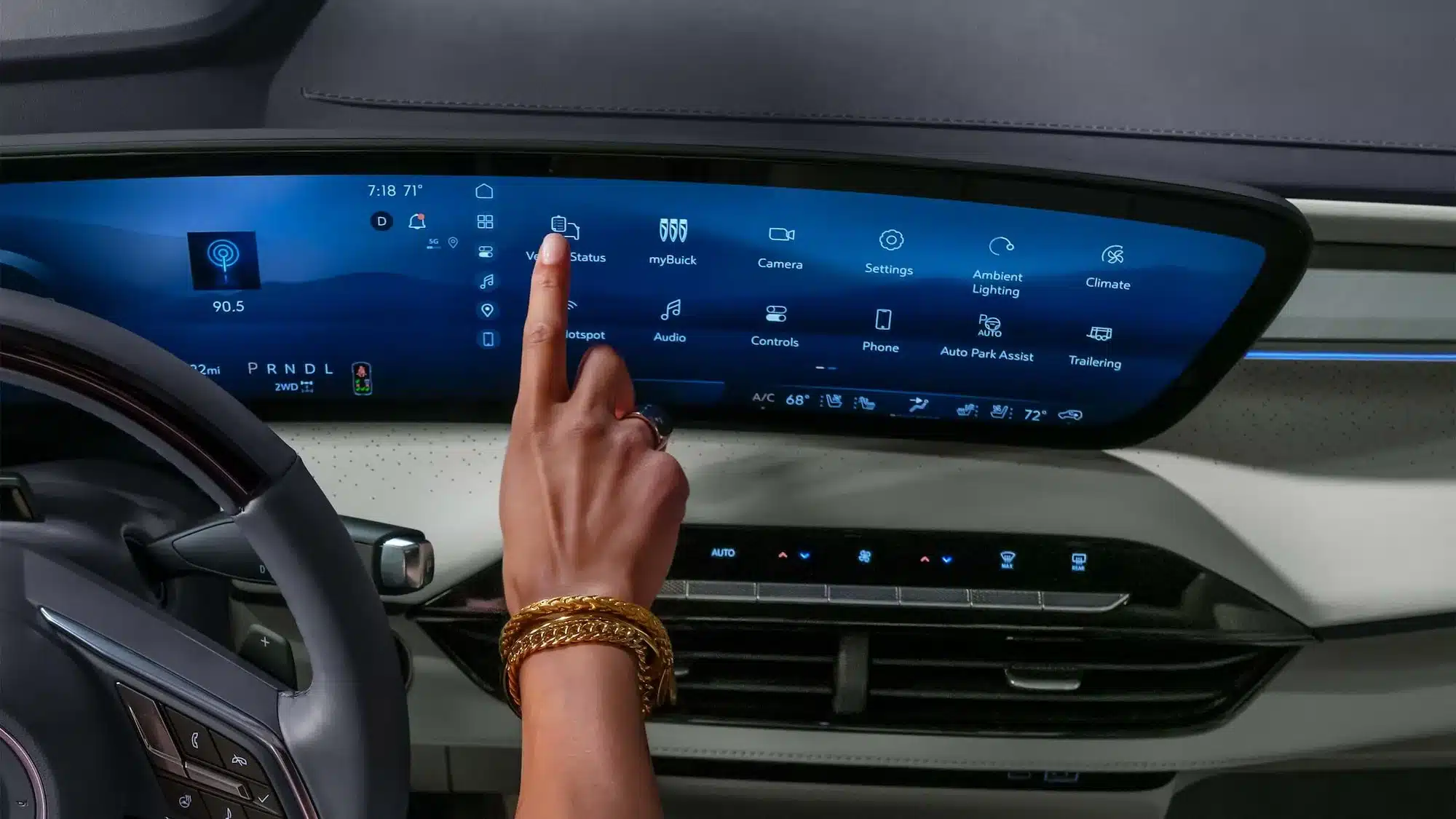 Das ultrabreite 76,2-Zentimeter-Display im neuen Buick Enclave, bedient mit einer Hand.