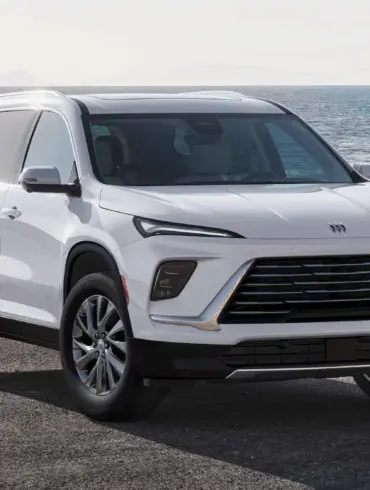 Buick Enclave 2026 in Weiß von vorn am Meer geparkt.