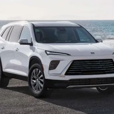 Buick Enclave 2026 in Weiß von vorn am Meer geparkt.