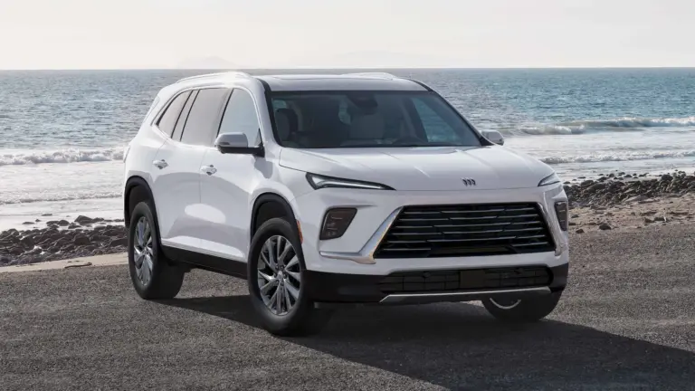 Buick Enclave 2026 in Weiß von vorn am Meer geparkt.