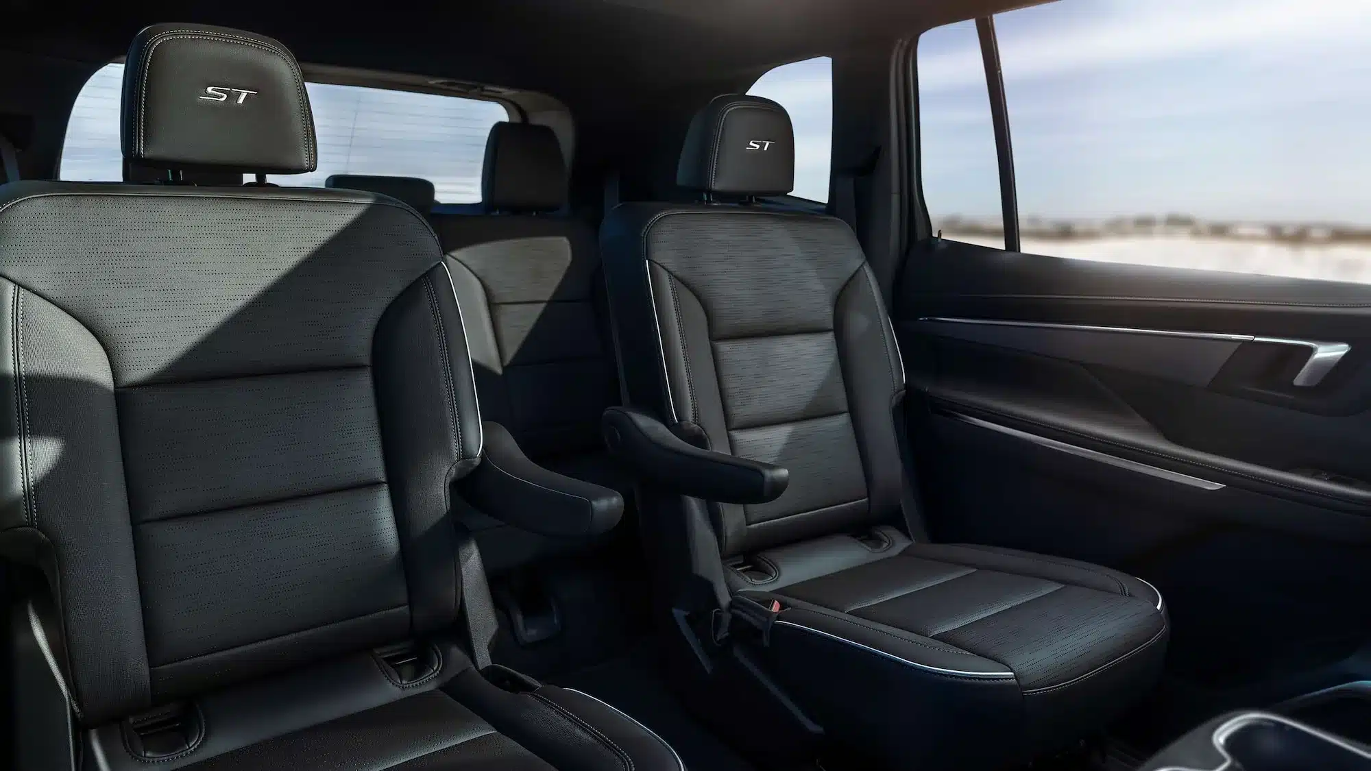 Innenansicht der zweiten Sitzreihe mit zwei Einzelsitzen (Captain’s Chairs) im 2026 Buick Enclave Sport Touring, ST-Logo auf den Kopfstützen