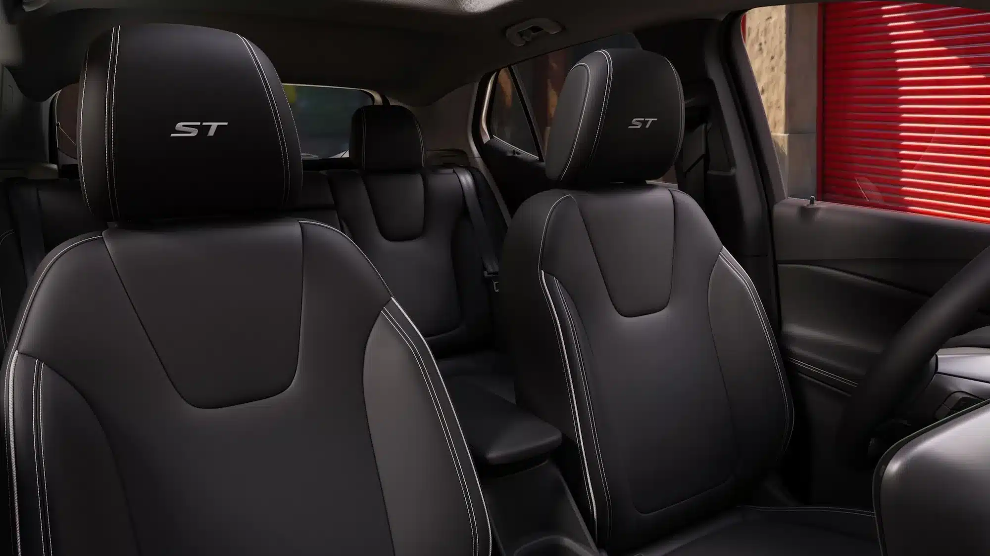 Vordersitze und Innenraum des 2026 Buick Encore GX Sport Touring mit ST-Logo auf den Kopfstützen