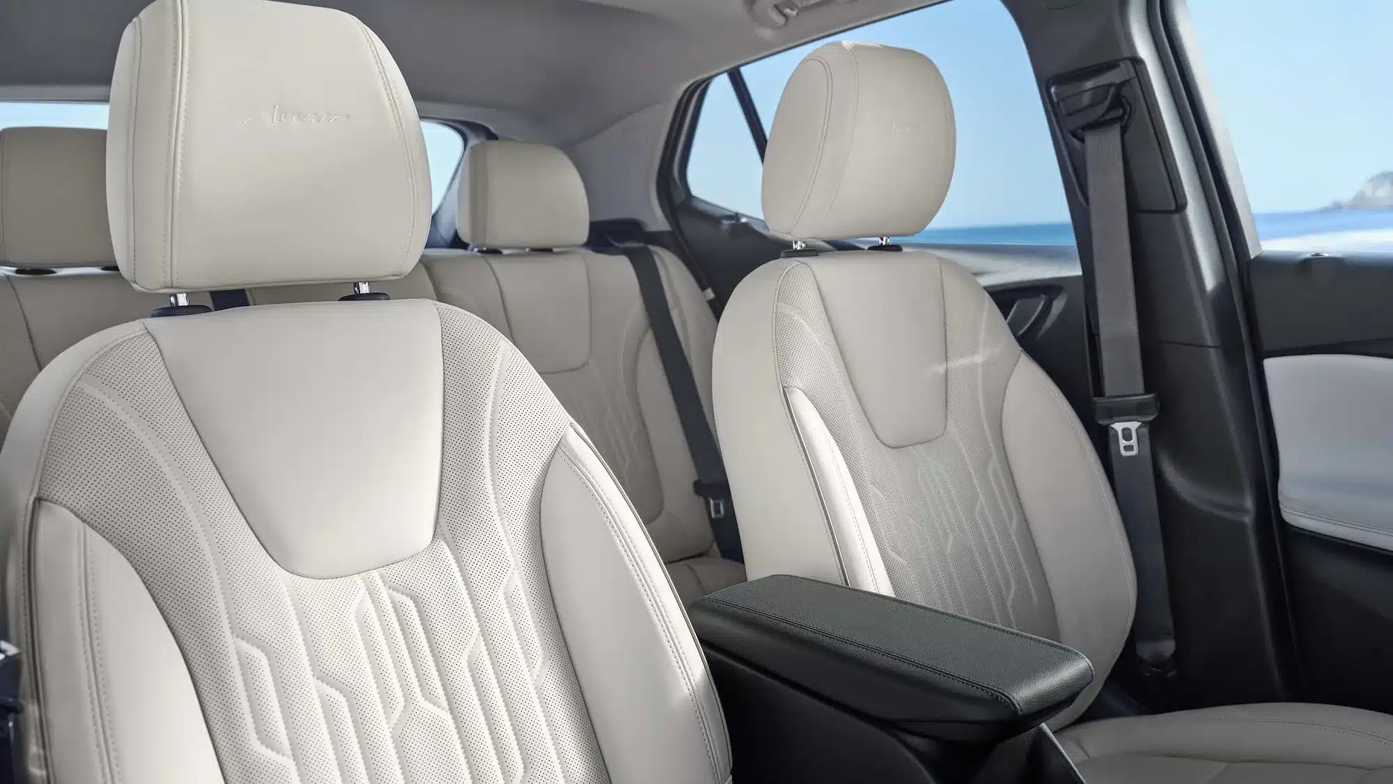 Nahaufnahme der vorderen Ledersitze im 2026 Buick Encore GX Avenir mit sichtbarem Stickmuster und Kopfstützen.