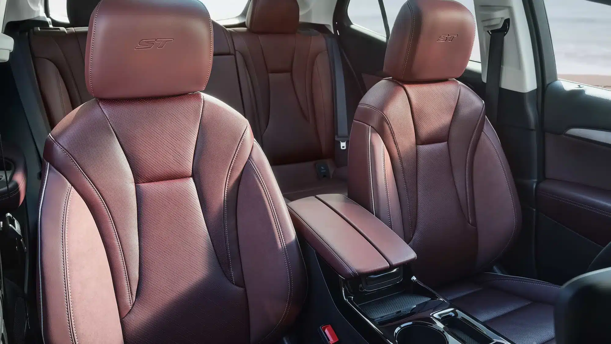 Vordersitze und Innenraum des Buick Envision 2026 Sport Touring mit sportlichem Leder-Look und ST-Stickerei.