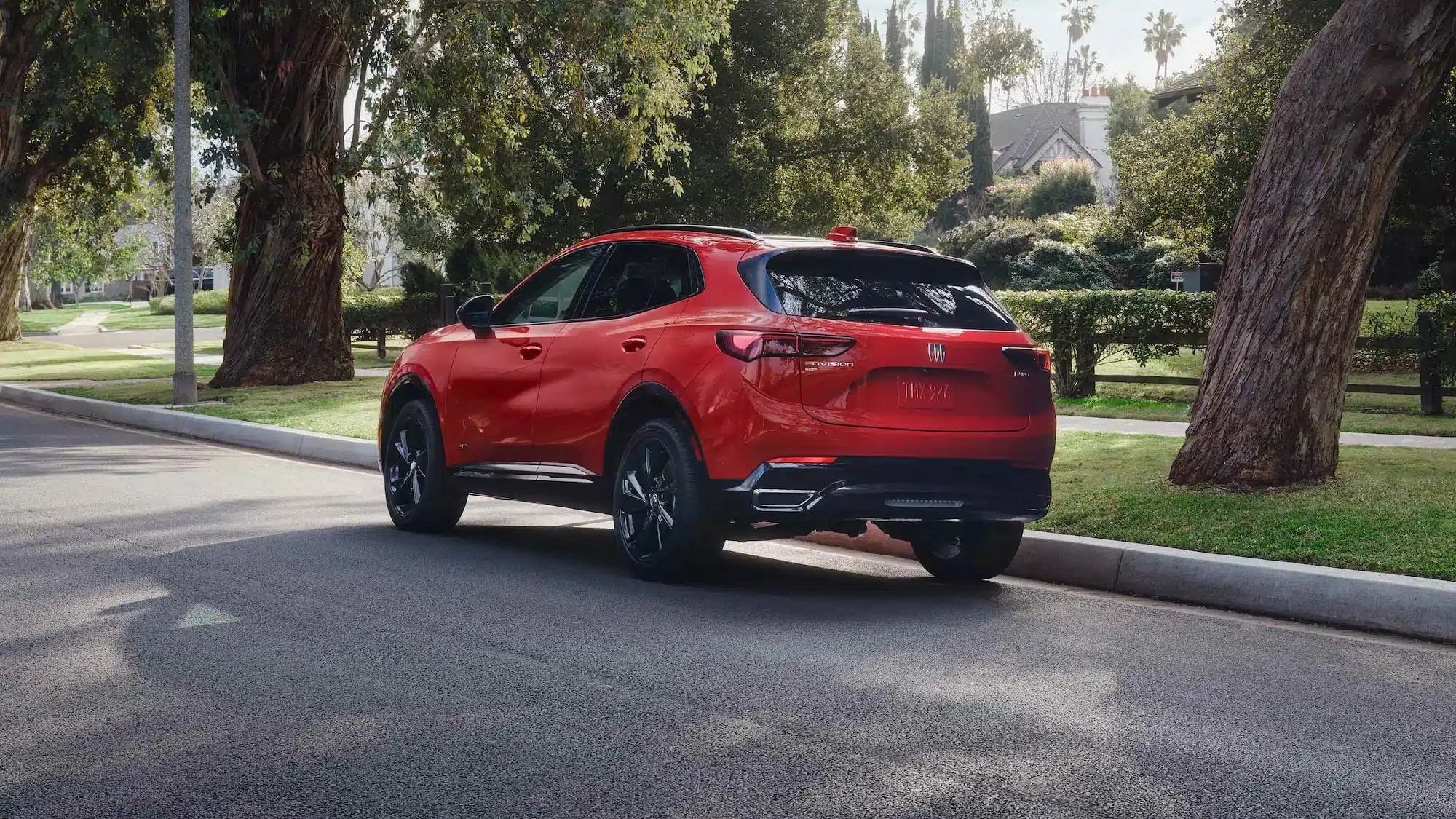 Roter Buick Envision 2026 von hinten auf einer Wohnstraße geparkt.