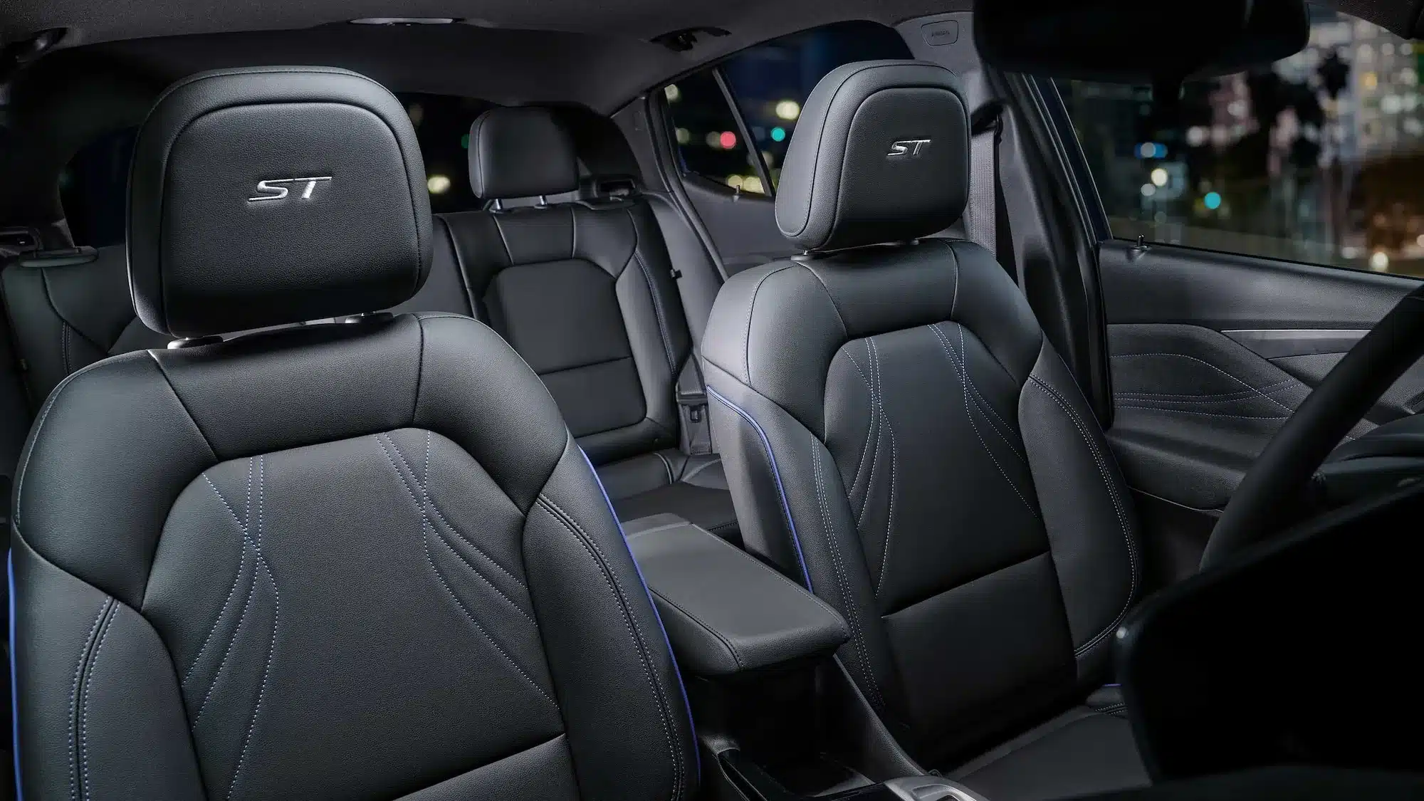 Vordersitze und Cockpit des Buick Envista 2026 Sport Touring mit blauen Nähten und ST-Stickerei