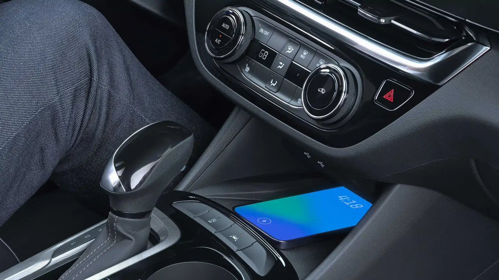 Automatikschalthebel, Mittelkonsole und Bedienelemente der Klimaautomatik im Buick Envista 2026