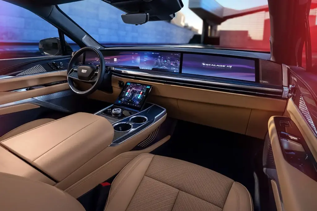 Innenraum des Cadillac Escalade IQ mit großem 55-Zoll-Display und hochwertiger Ausstattung