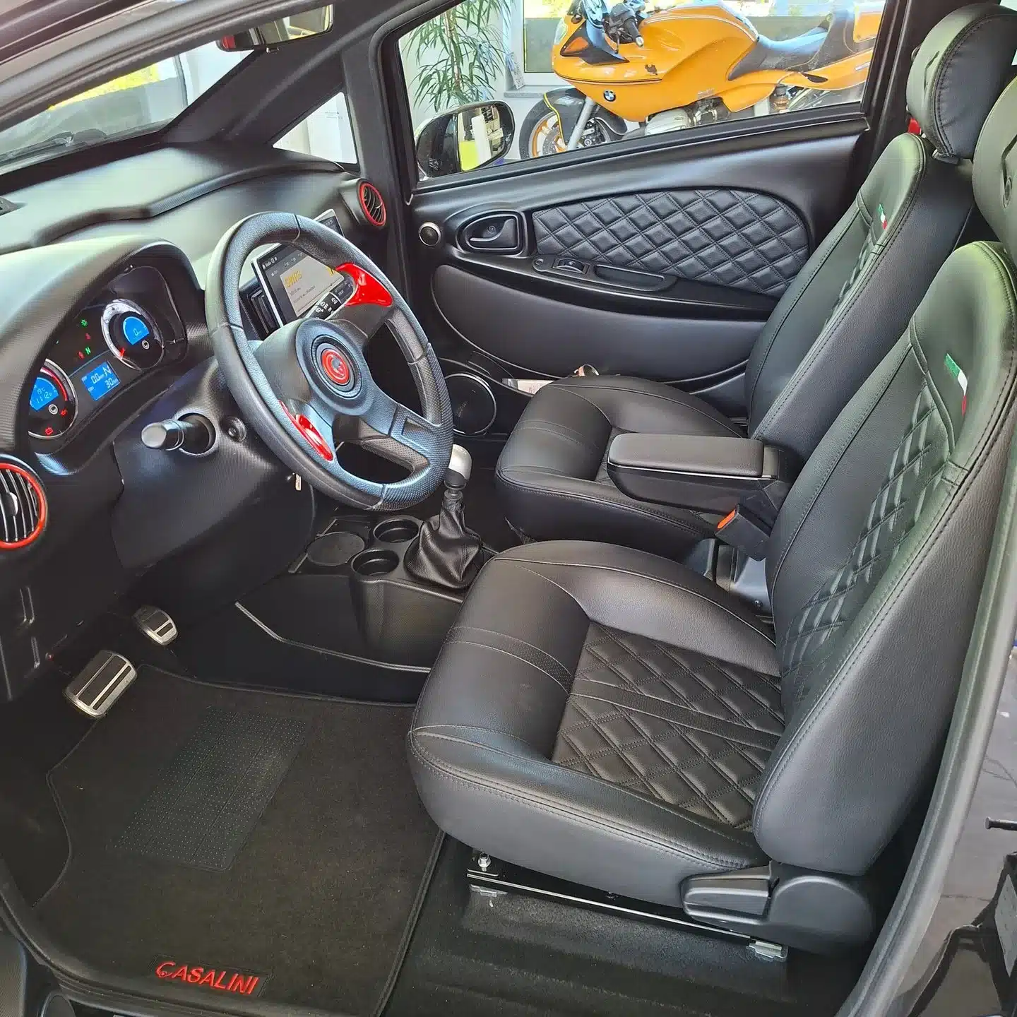 Innenraumansicht eines Casalini 650 mit detailliertem Cockpit und Sitzen.