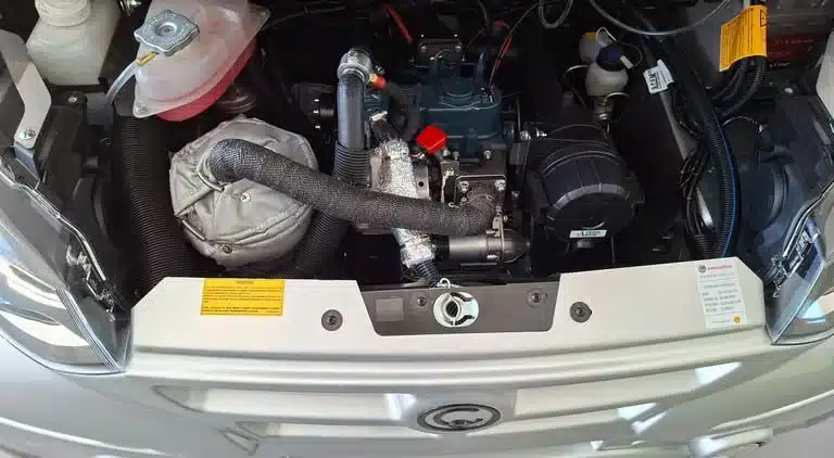 Casalini 650 Diesel Motorraum mit Zweizylinder-Kubota-Motor und AdBlue-System