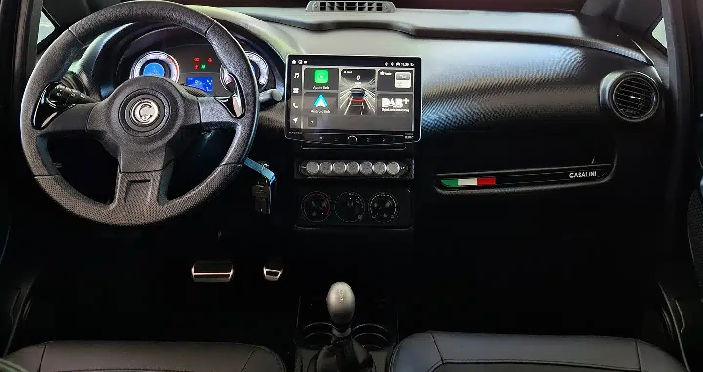 Cockpitansicht der Casalini 650 mit Multifunktionslenkrad und großem Display