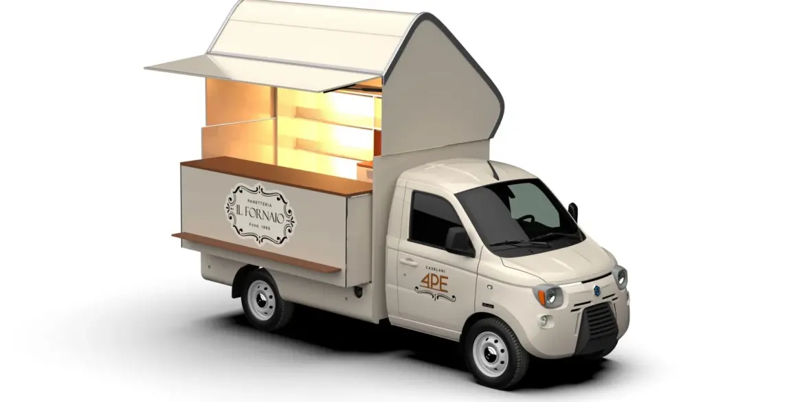 Caselani 4PE Food Truck Umbausatz auf Piaggio Porter Basis mit geöffneter Verkaufsklappe