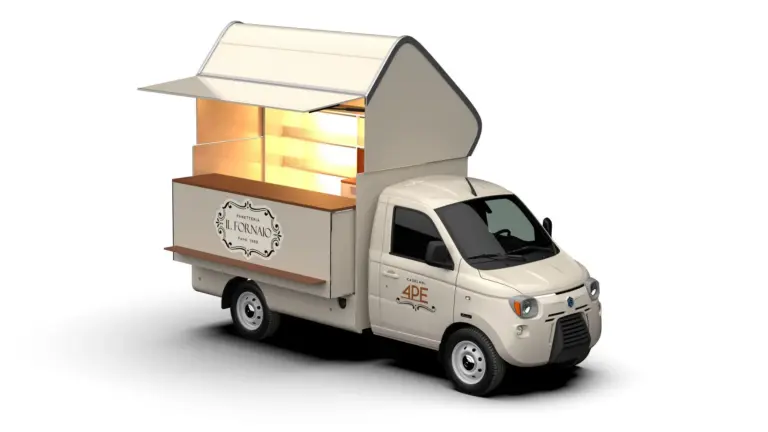 Caselani 4PE Food Truck Umbausatz auf Piaggio Porter Basis mit geöffneter Verkaufsklappe