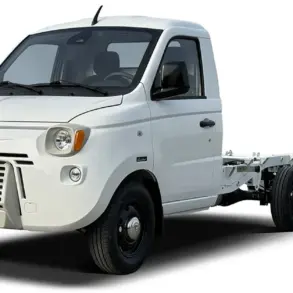 Caselani 4PE zwischen einem klassischen Piaggio Ape und einem modernen Piaggio Porter NP6.