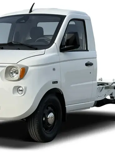 Caselani 4PE zwischen einem klassischen Piaggio Ape und einem modernen Piaggio Porter NP6.