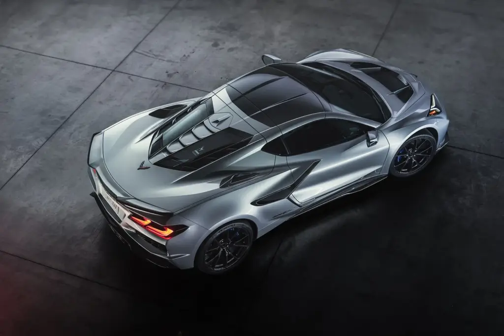 Silberne Chevrolet Corvette C8 von oben auf dunklem Betonboden