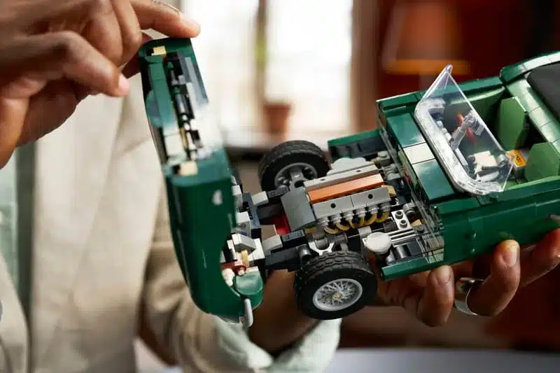 Detailaufnahme des LEGO Icons Jaguar E-Type Modells mit geöffneter Motorhaube, die den Motorblock zeigt.