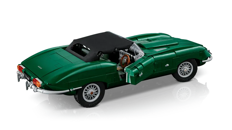 LEGO Modell Jaguar E-Type in Grün mit schwarzem Faltdach und geöffneter Tür.