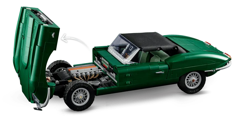LEGO Icons Jaguar E-Type in klassischem Grün mit geöffneter Motorhaube und sichtbarem Motor