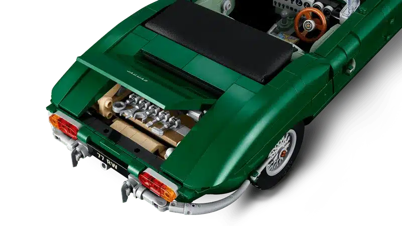 LEGO Icons Jaguar E-Type Modell mit geöffnetem Kofferraum, sichtbarem Werkzeugset und Armaturenbrett.
