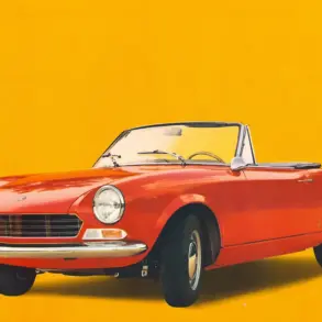 Roter Fiat 124 Sport Spider Cabrio, Baujahr 1966, vor gelbem Hintergrund