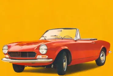 Roter Fiat 124 Sport Spider Cabrio, Baujahr 1966, vor gelbem Hintergrund
