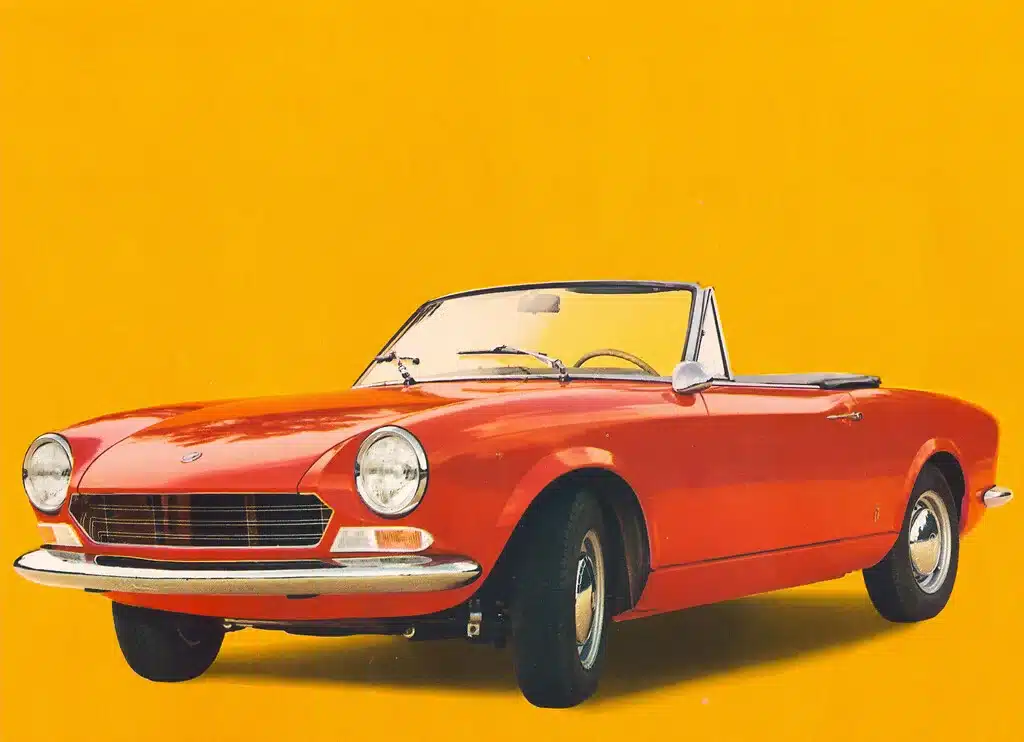 Roter Fiat 124 Sport Spider Cabrio, Baujahr 1966, vor gelbem Hintergrund