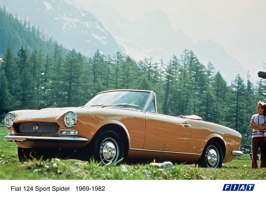 Fiat 124 Sport Spider Cabrio stehend vor einer Gebirgslandschaft