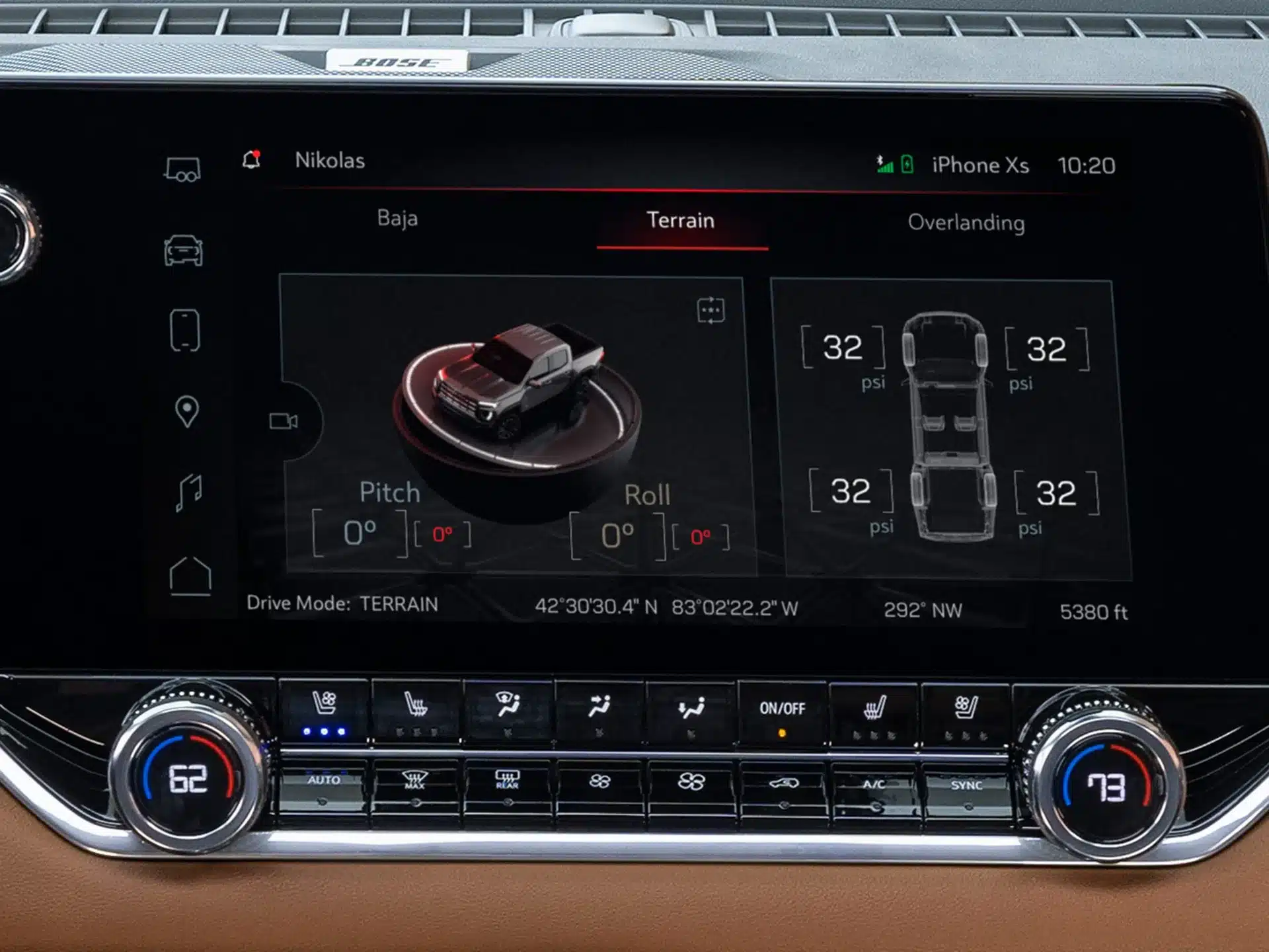 Infotainment-Display des GMC Canyon 2026 mit Offroad-Anzeigen und Klimasteuerung.