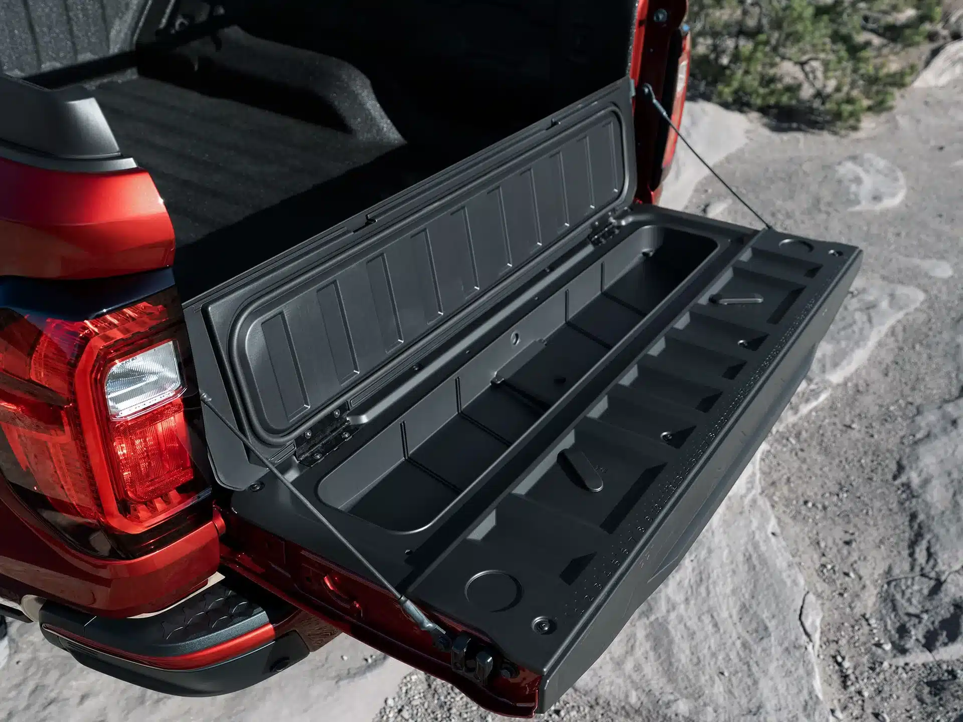 Geöffnete Heckklappe mit integriertem Staufach eines GMC Canyon 2026 Pickup-Trucks
