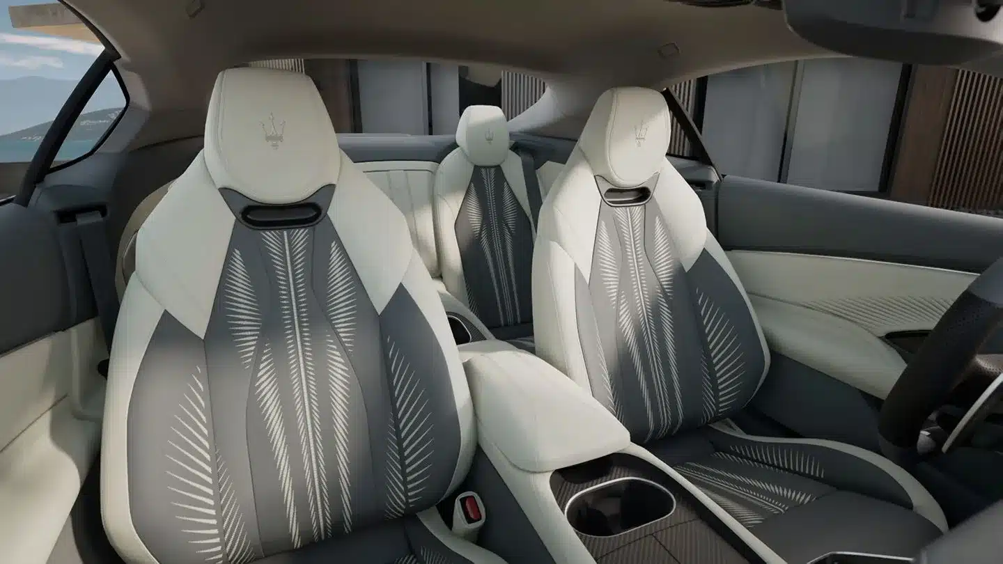 Viersitziger Innenraum des Maserati GranTurismo Folgore mit exklusiven Ledersitzen und modernen Design-Elementen.