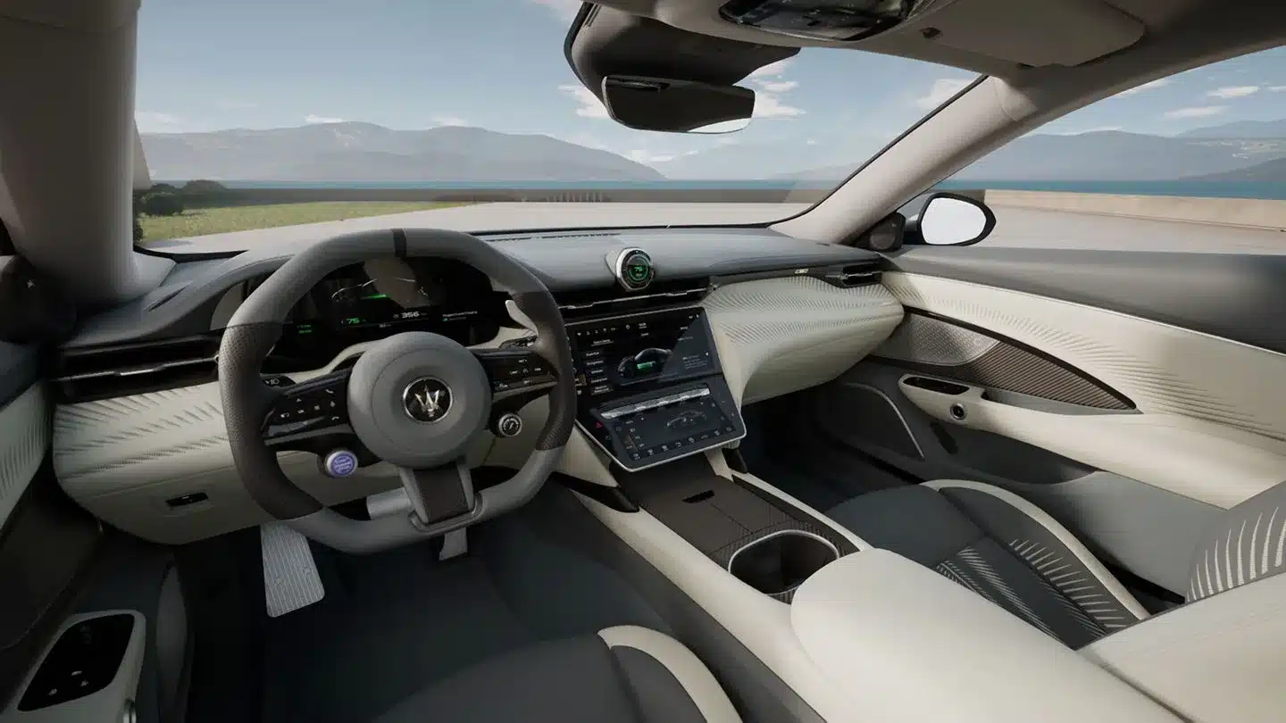 Innenraumansicht des Maserati GranTurismo Folgore mit Lenkrad, großem Touchscreen und edlen Materialien