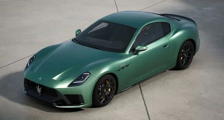 Grüner Maserati GranTurismo Folgore als sportliches Elektro-Coupé in Vogelperspektive auf Betonfläche.