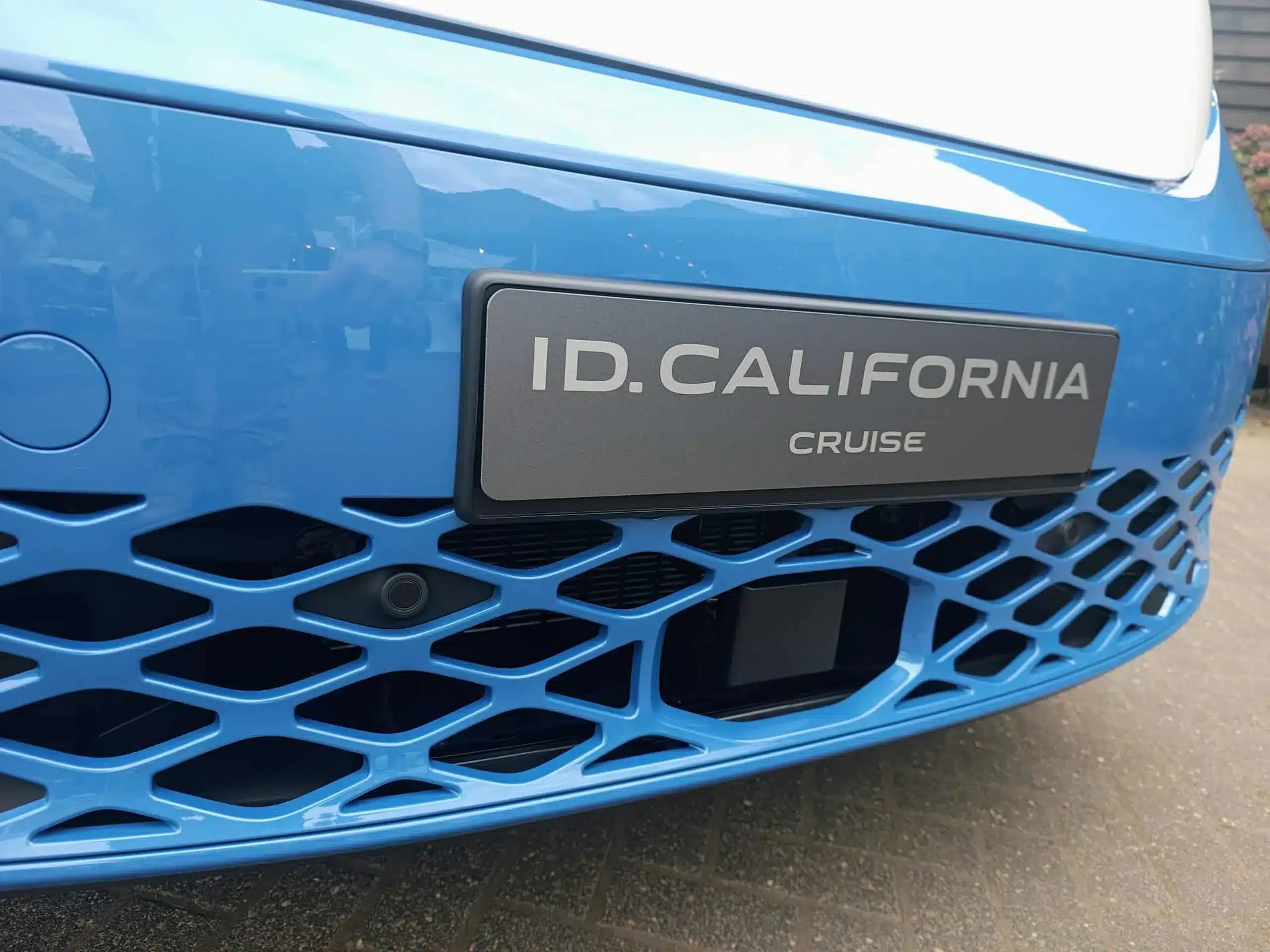 Frontansicht des Kühlergrills mit Logo des Volkswagen ID. California Cruise
