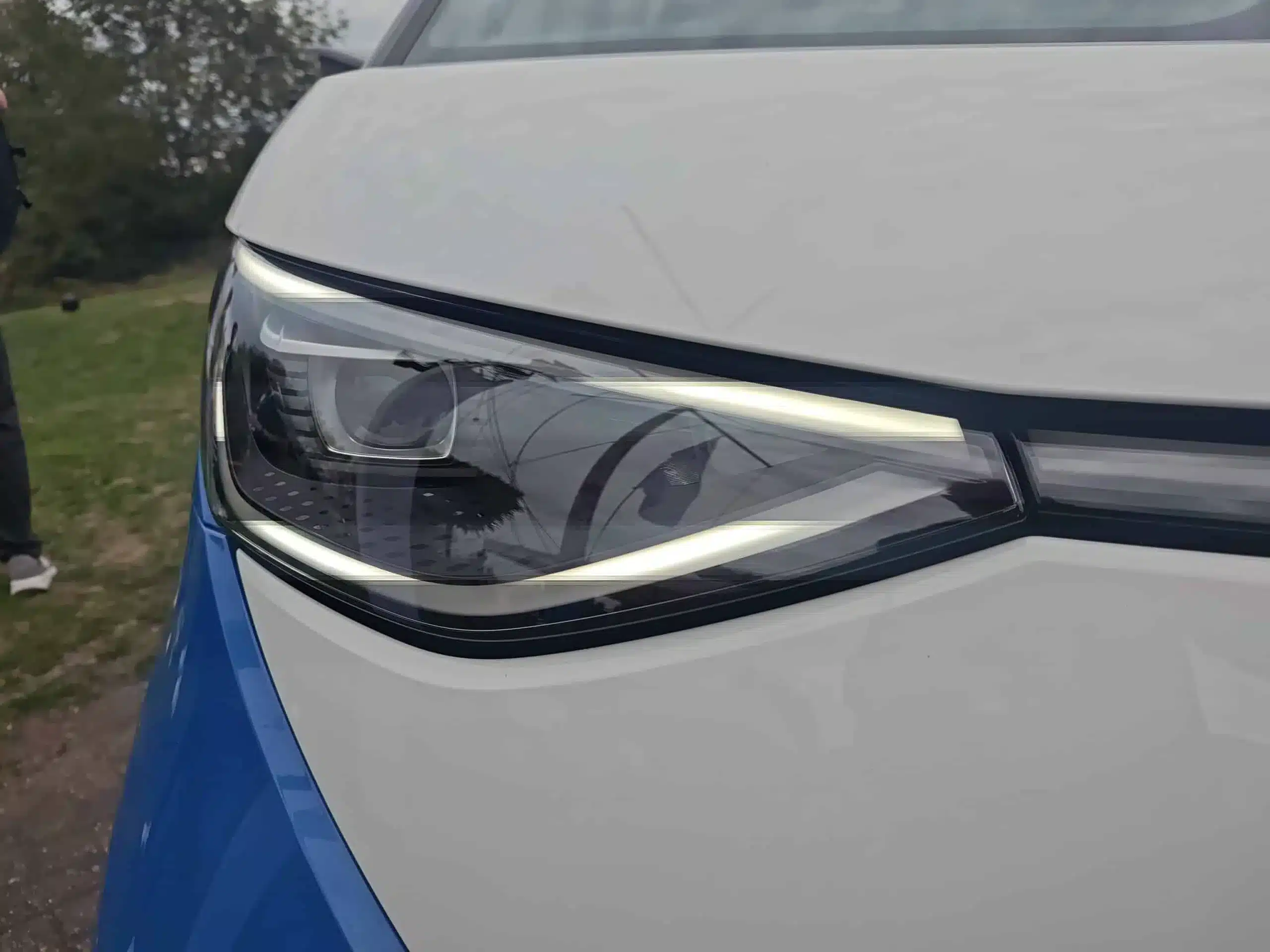 LED-Scheinwerfer vorn am Volkswagen ID. California Cruise in blauer und weißer Lackierung