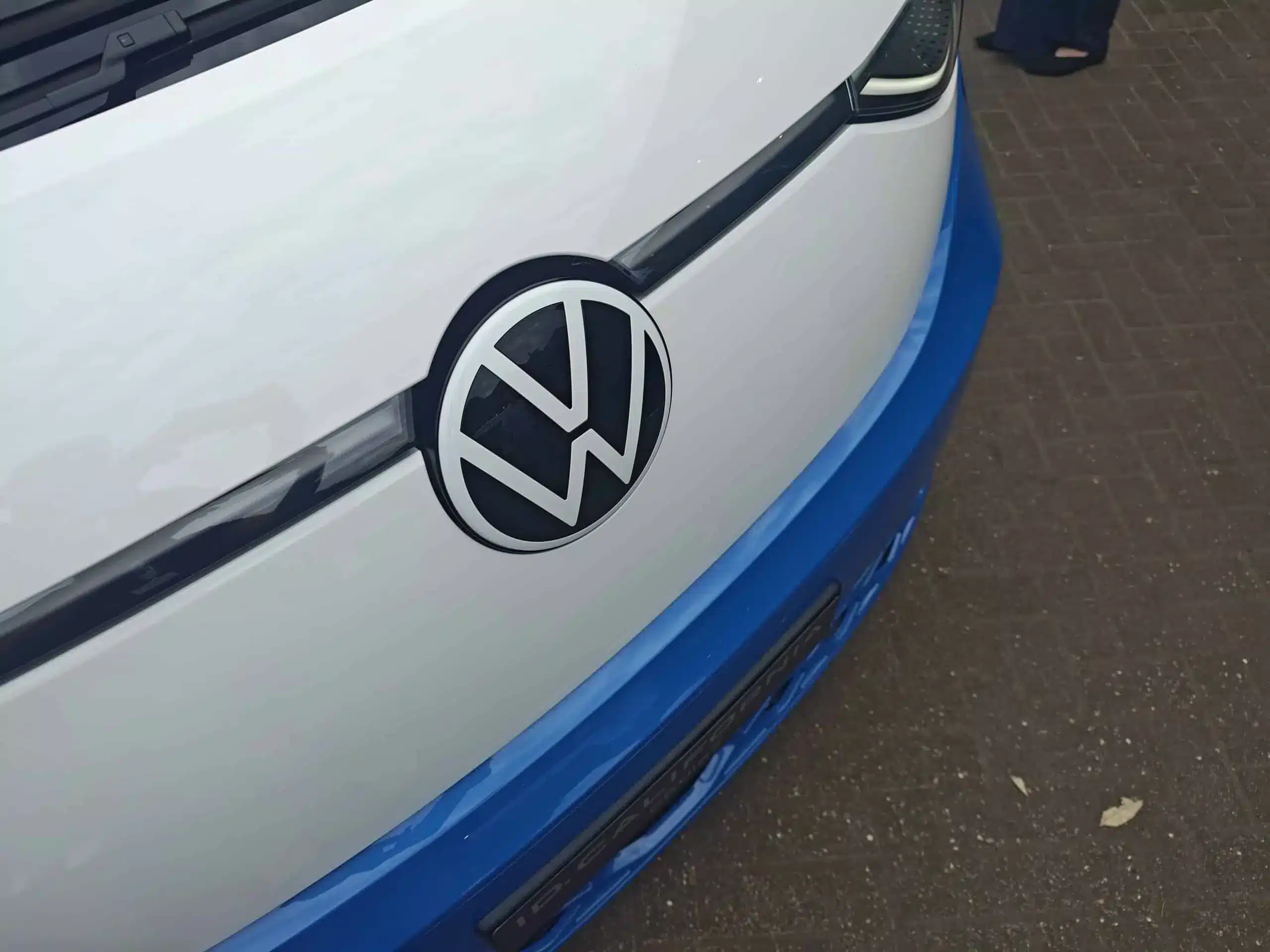 Front des Volkswagen ID. Buzz Pro mit VW-Logo
