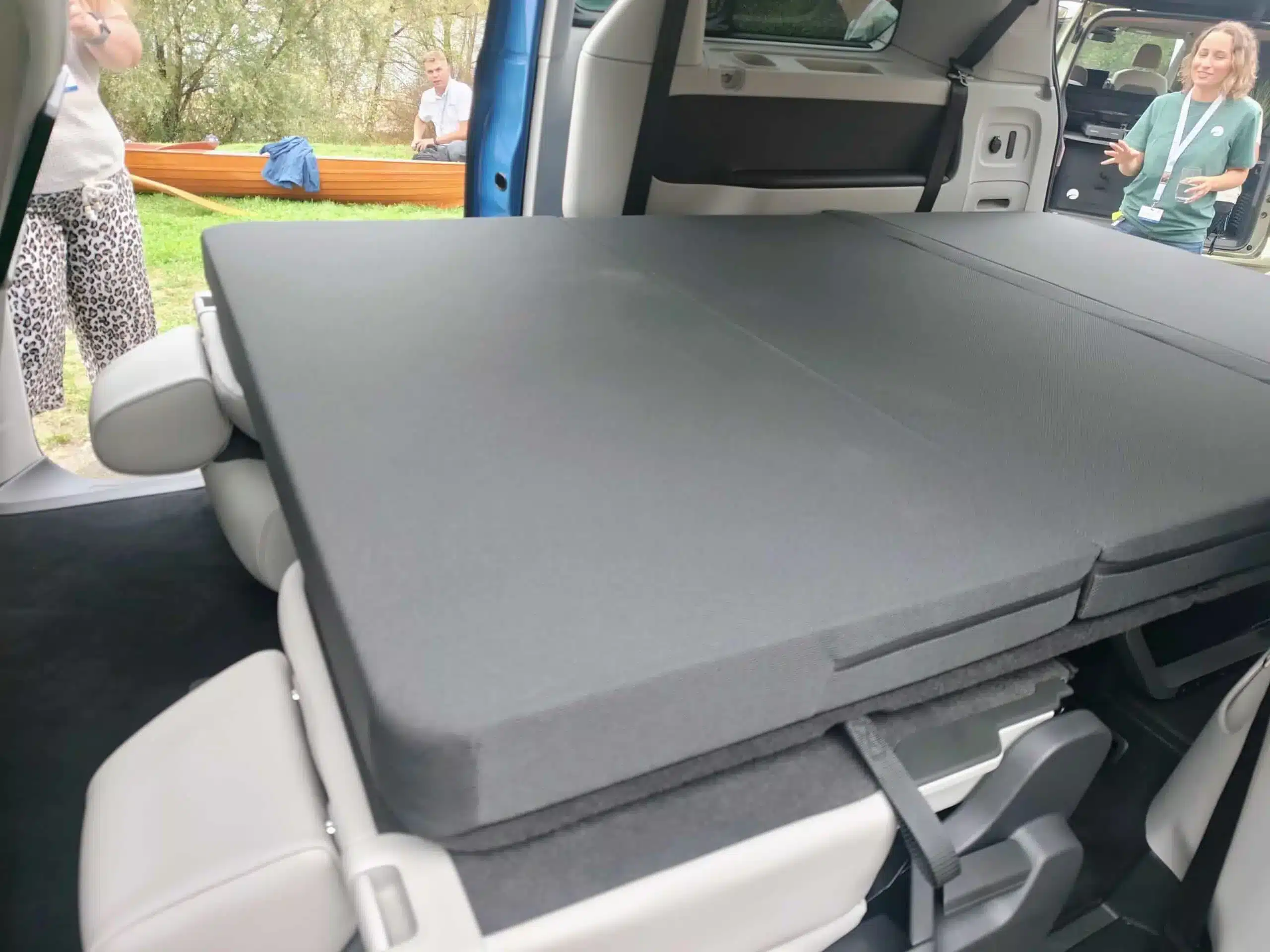 Innenaufnahme vom ausgebauten Bett mit Komfortmatratze im Volkswagen ID. California Cruise