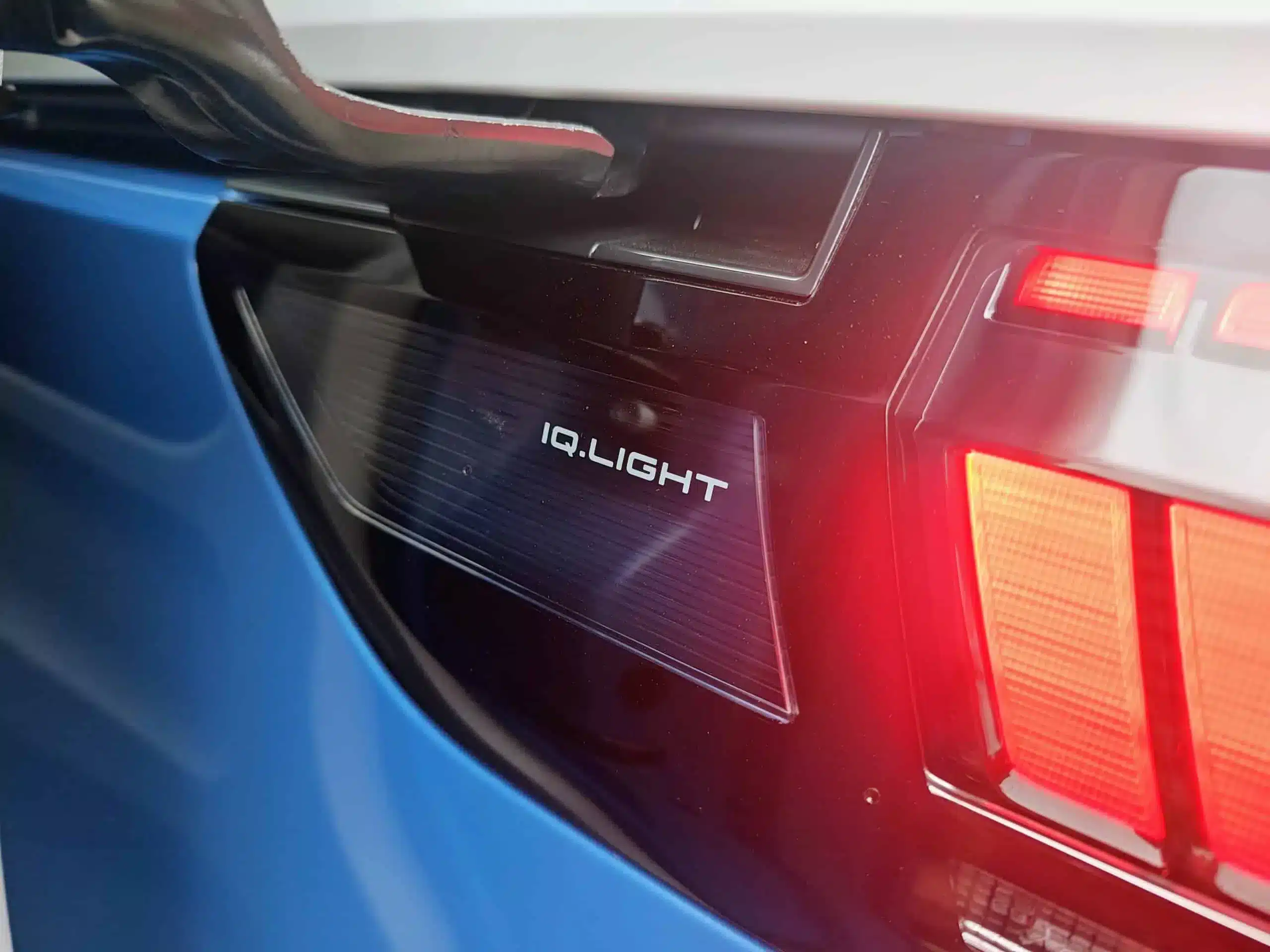 Nahaufnahme einer LED-Rückleuchte mit IQ.Light-Schriftzug an einem Volkswagen ID. California Cruise