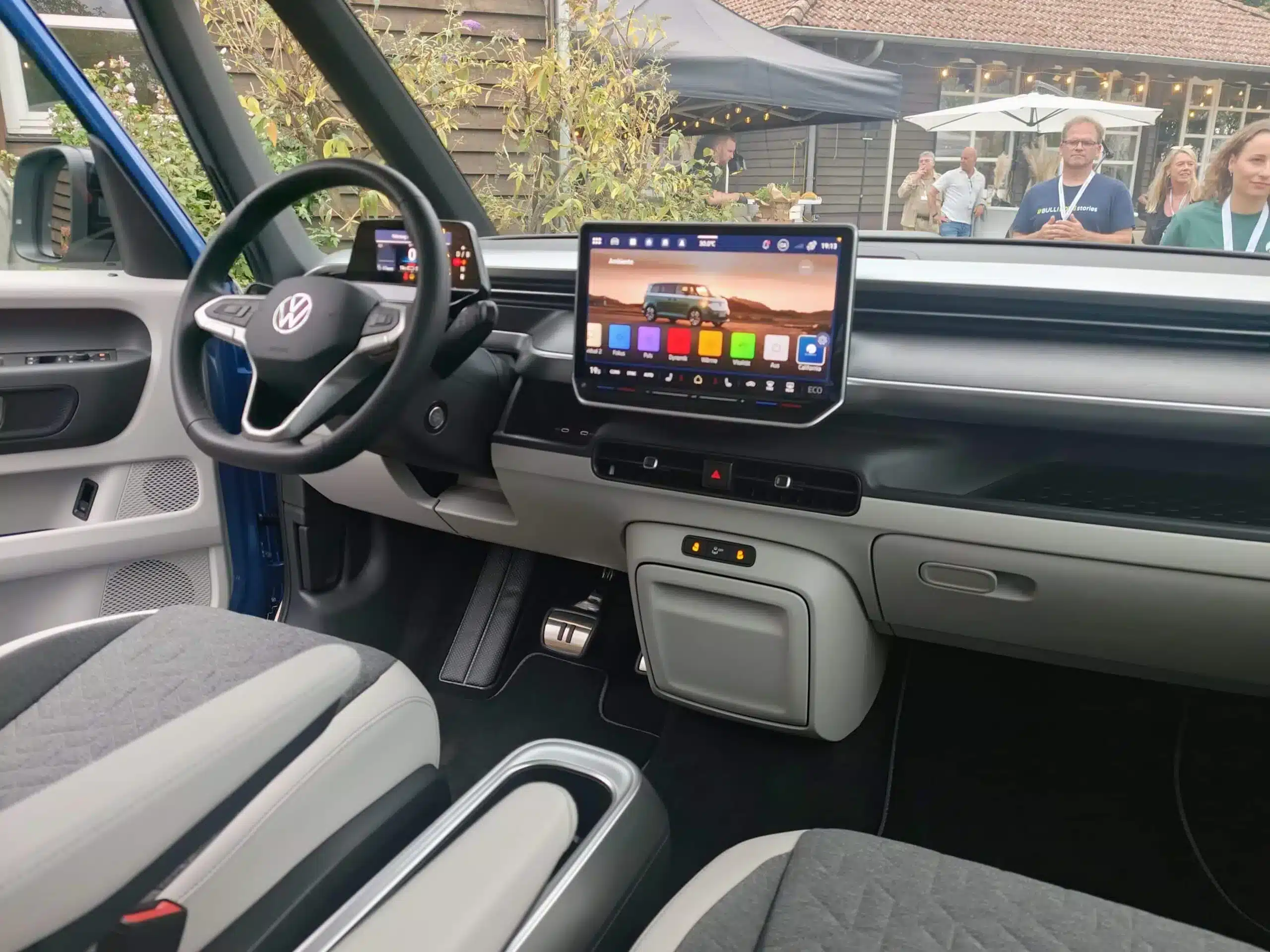 Cockpitansicht des vollelektrischen Volkswagen ID. California Cruise mit großem Display und Lenkrad