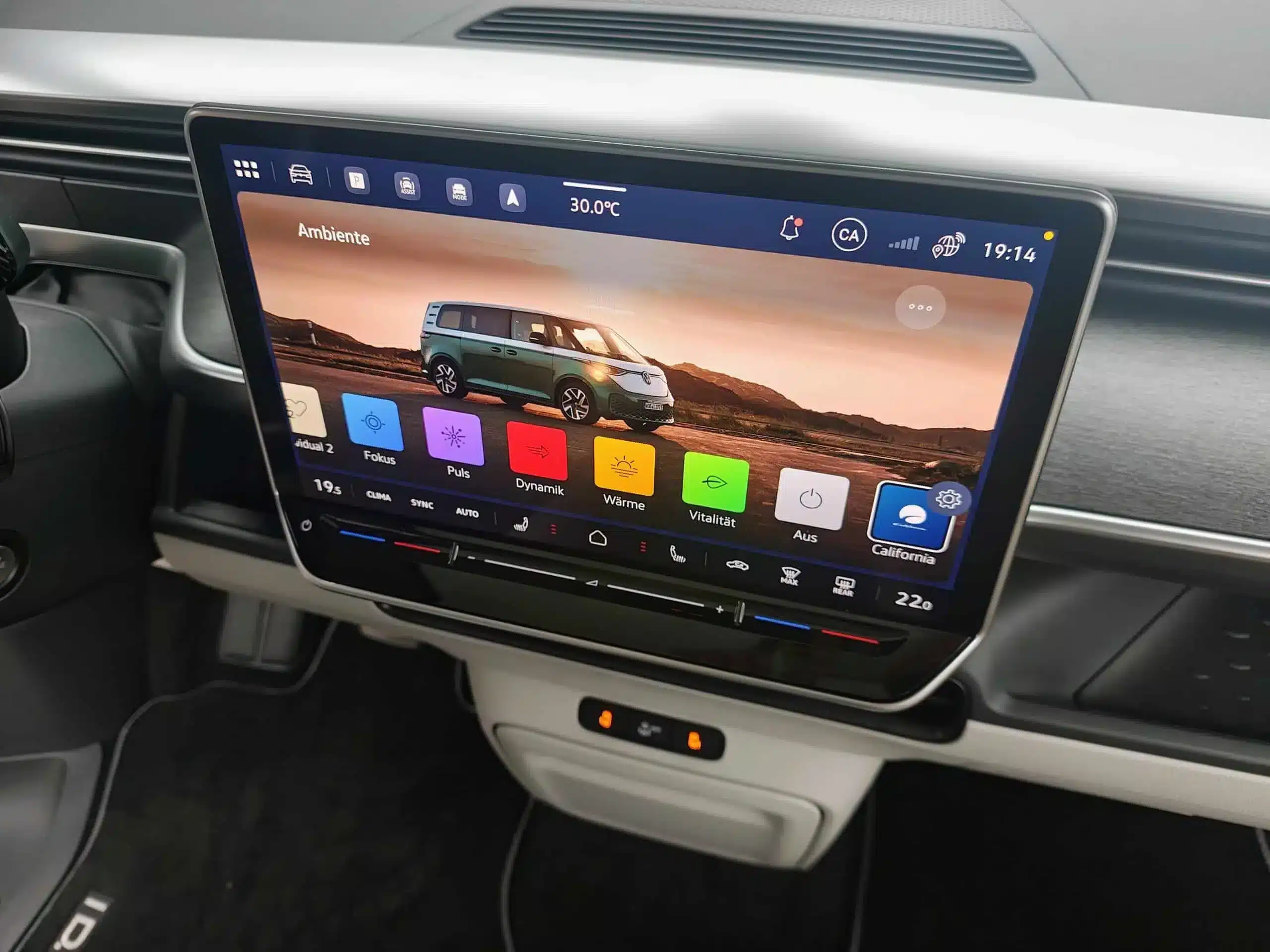 Infotainment-Display im Volkswagen ID. California Cruise mit verschiedenen Bedienoptionen und Abbildung des Fahrzeugs.