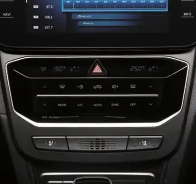 Bedieneinheit der Klimaanlage und zentraler Touchscreen im Innenraum des KGM Tivoli.