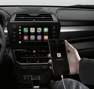 Apple CarPlay-Anbindung im Cockpit des KGM Tivoli