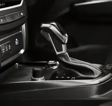 Detailansicht des Automatik-Wählhebels und der Mittelkonsole im KGM Tivoli