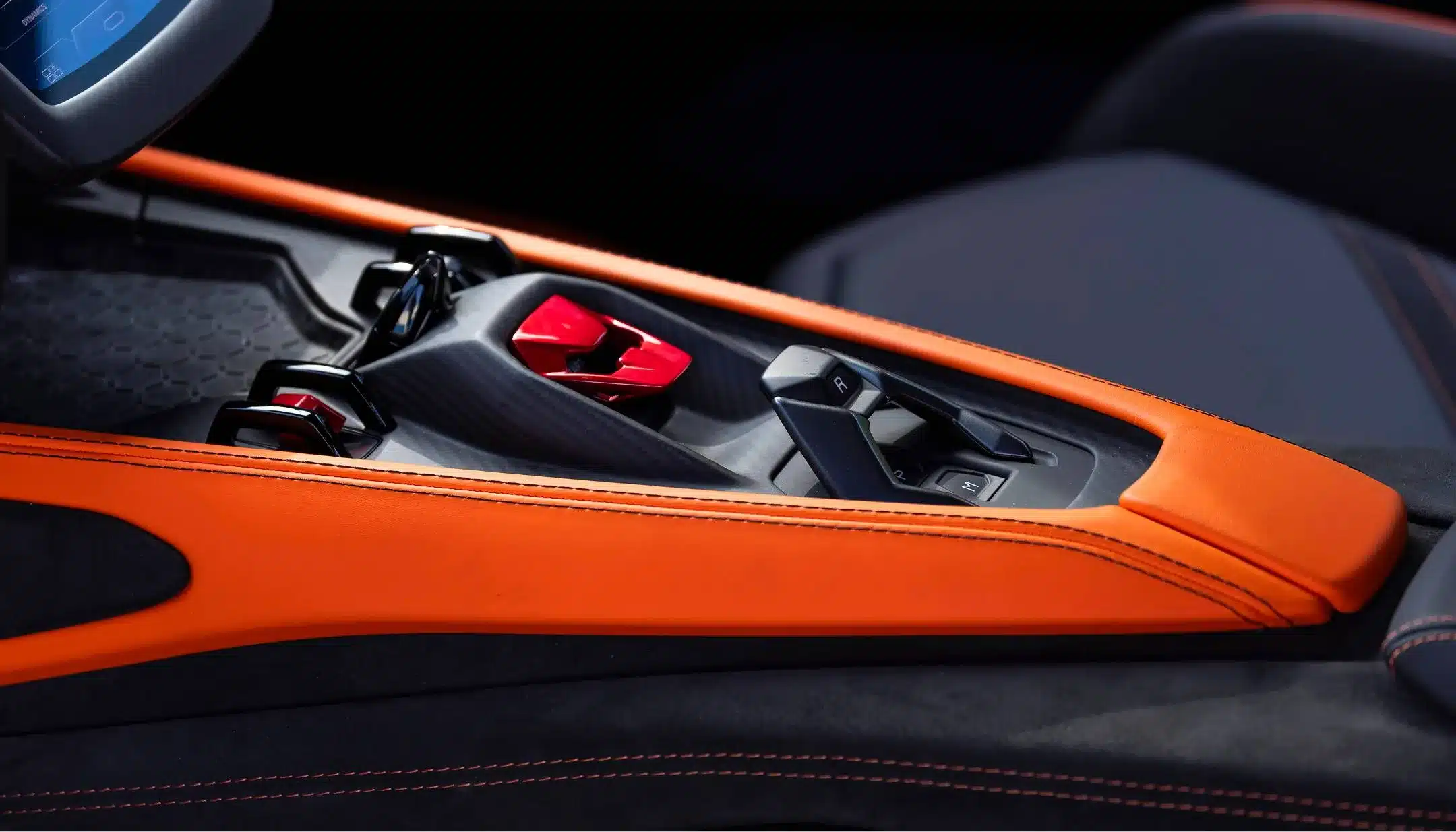 Mittelkonsole des Lamborghini Revuelto mit orangefarbenem Leder und Bedienelementen