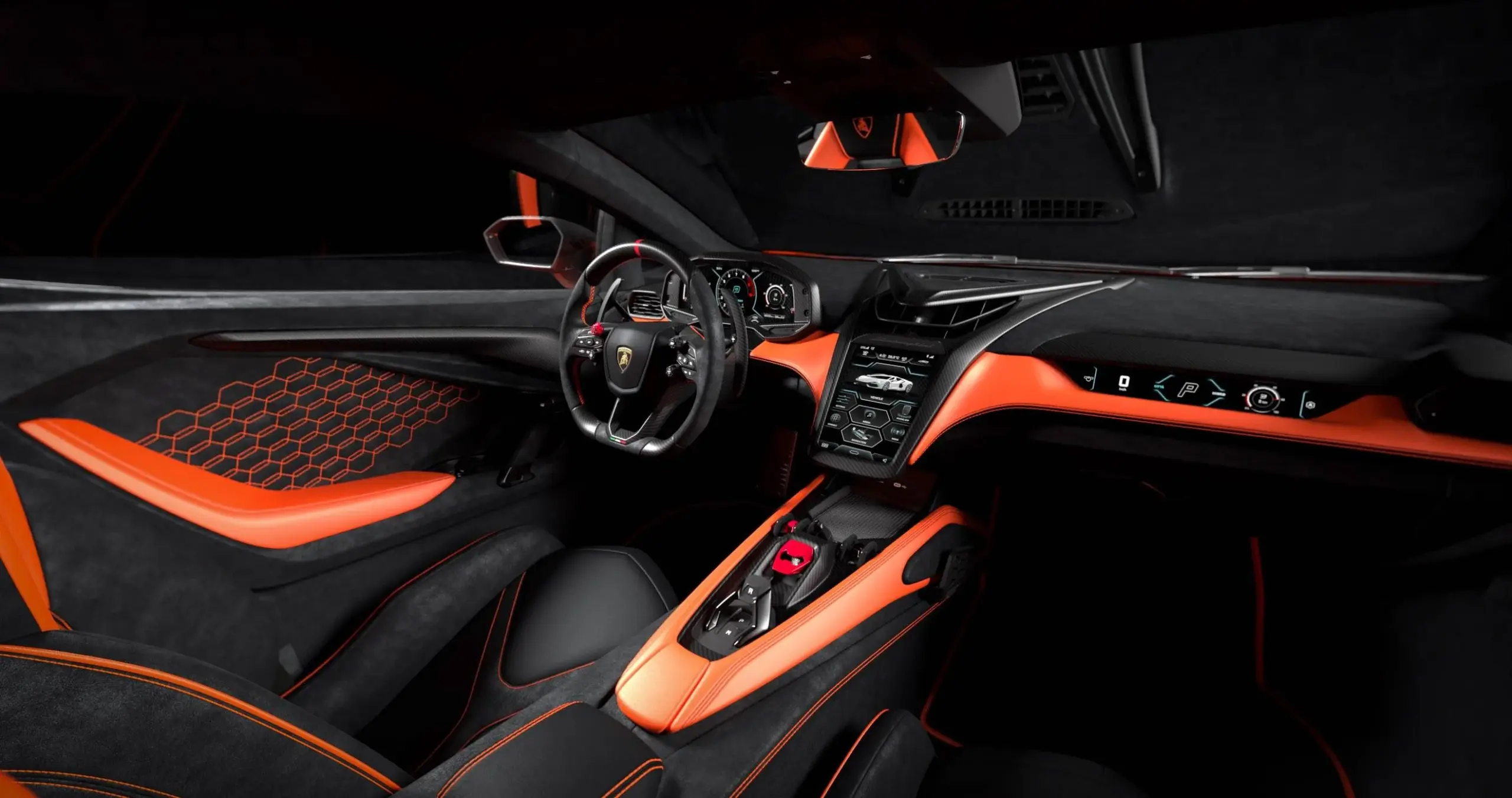 Modern gestalteter Innenraum des Lamborghini Revuelto mit digitalen Displays und orangenen Akzenten