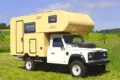 Landrover Offroad-Camper mit wintertauglichem GFK-Aufbau auf einer Wiese