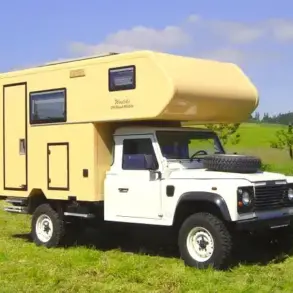 Landrover Offroad-Camper mit wintertauglichem GFK-Aufbau auf einer Wiese