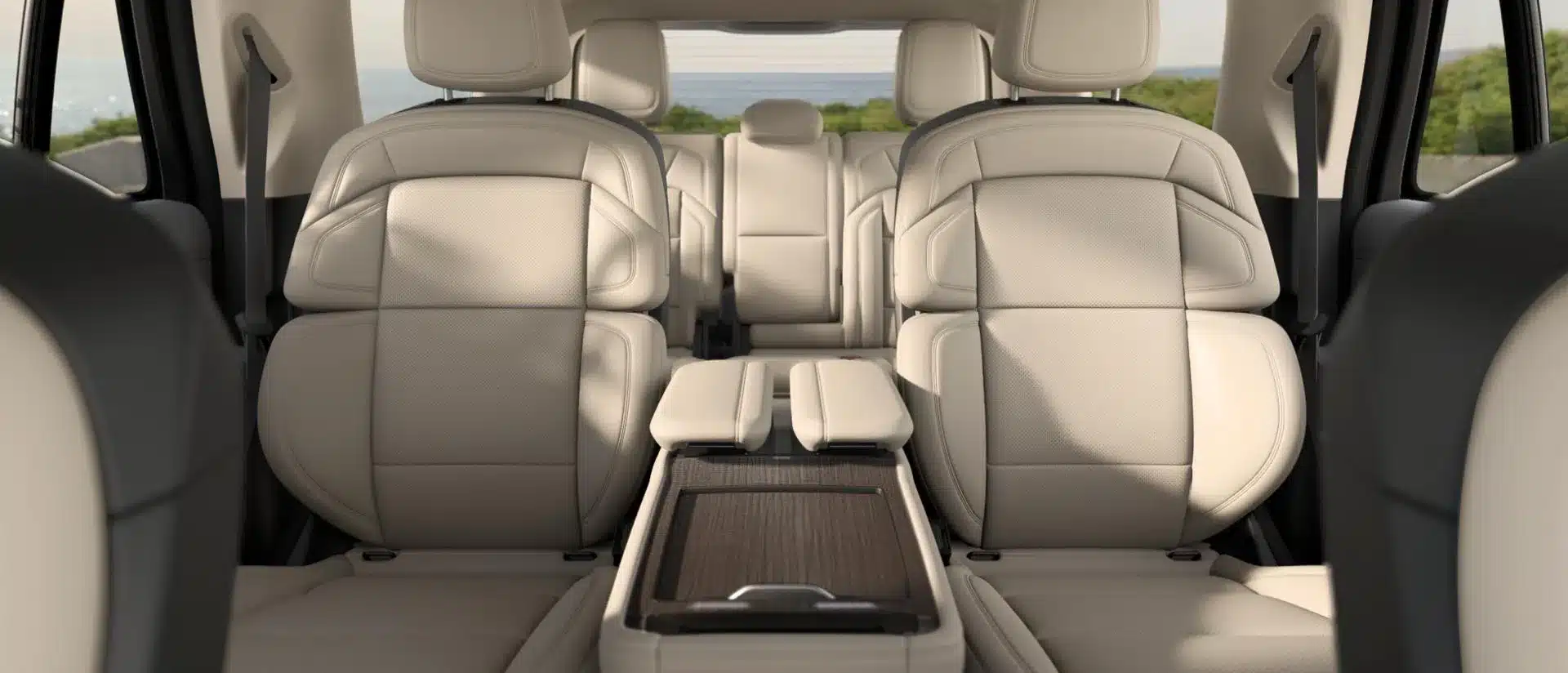Innenansicht des Lincoln Navigator 2027 mit beigen Ledersitzen in drei Sitzreihen